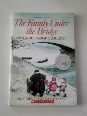 The Family Under The Bridge - Paperback - Scholastic